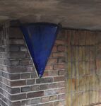 Aan weerszijden van de bank zijn driehoekige ornamenten aangebracht
              <br/>
              Richard Keijzer, 2016-03-03